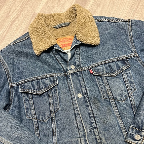 Levi’s Sherpa Lined Denim Jacket - Picture 2 of 4